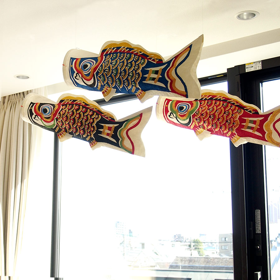 室内をおよぐ鯉のぼり 桂樹舎の和紙型染生き生き鯉のぼり - 18,920円