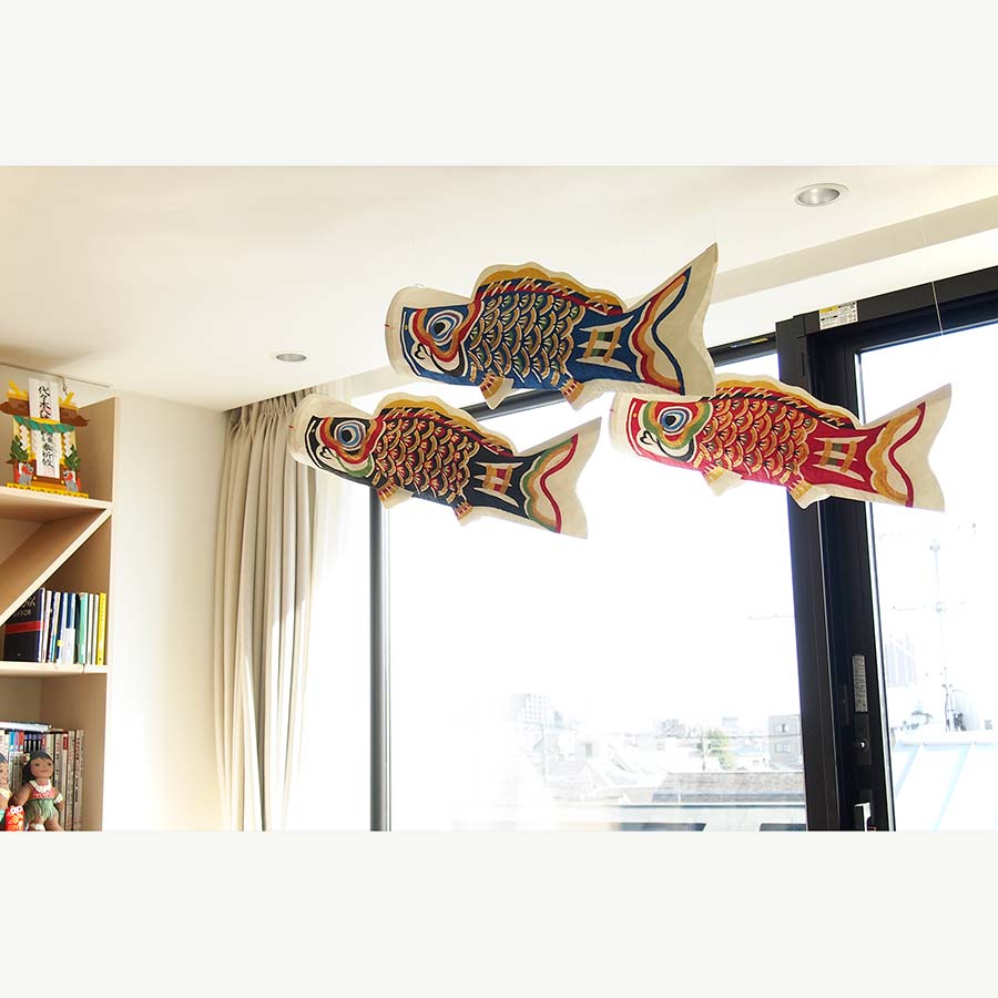 室内をおよぐ鯉のぼり 桂樹舎の和紙型染生き生き鯉のぼり - 18,920円